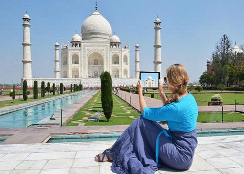 Hire government approved tour guide in Agra